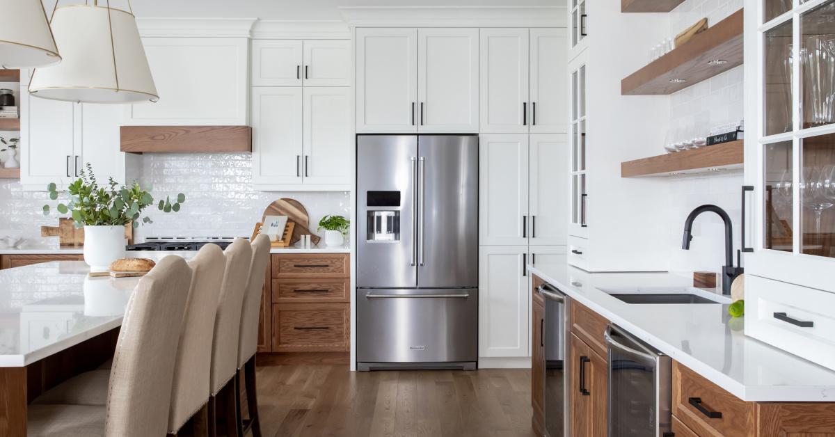 Personal ​touches like family photos make your farmhouse kitchen‌ feel ⁣like home