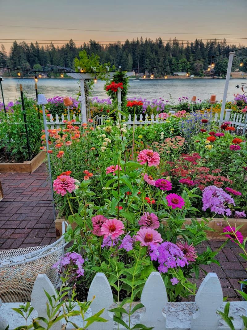 Create a ⁢cozy seating area surrounded by fragrant‍ blooms in your landscaping design