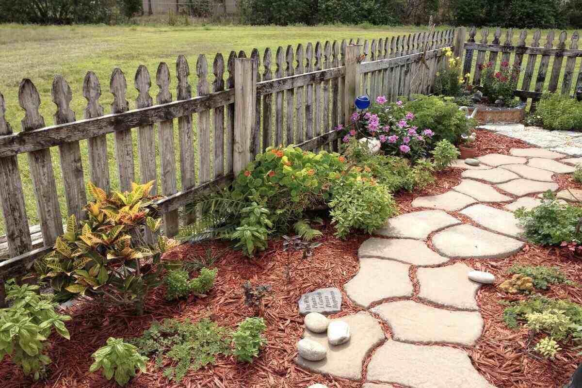 Use reclaimed⁢ materials for ⁢pathways, enhancing your landscaping designs eco-friendly appeal