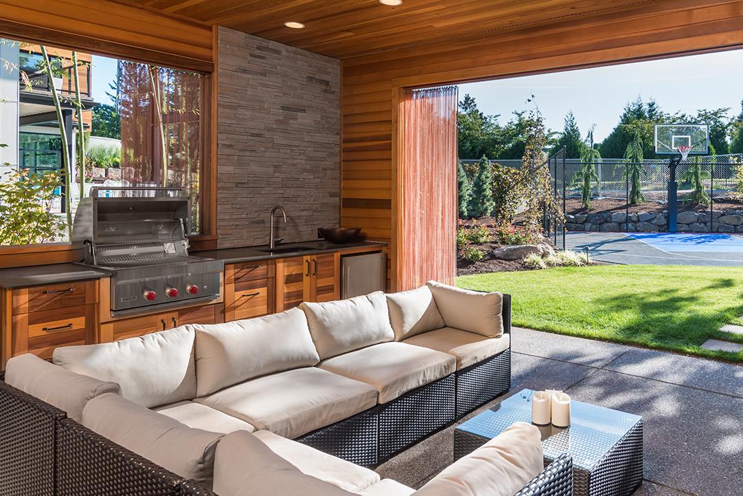 Create an outdoor kitchen for a functional and social focal point‌ in your ​backyard design