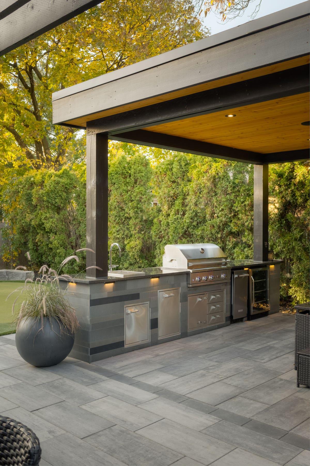 Design an⁣ outdoor​ kitchen for a functional and stylish landscaping design