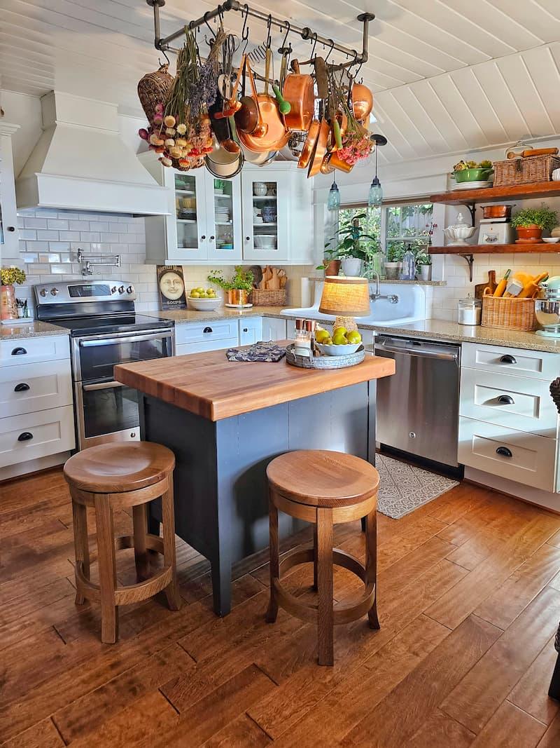 A charming‌ pot rack ​adds​ functionality and style to your country kitchen