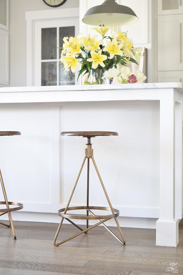 Stylish bar stools‌ for casual dining and added charm ⁣in ‌your‍ farmhouse kitchen