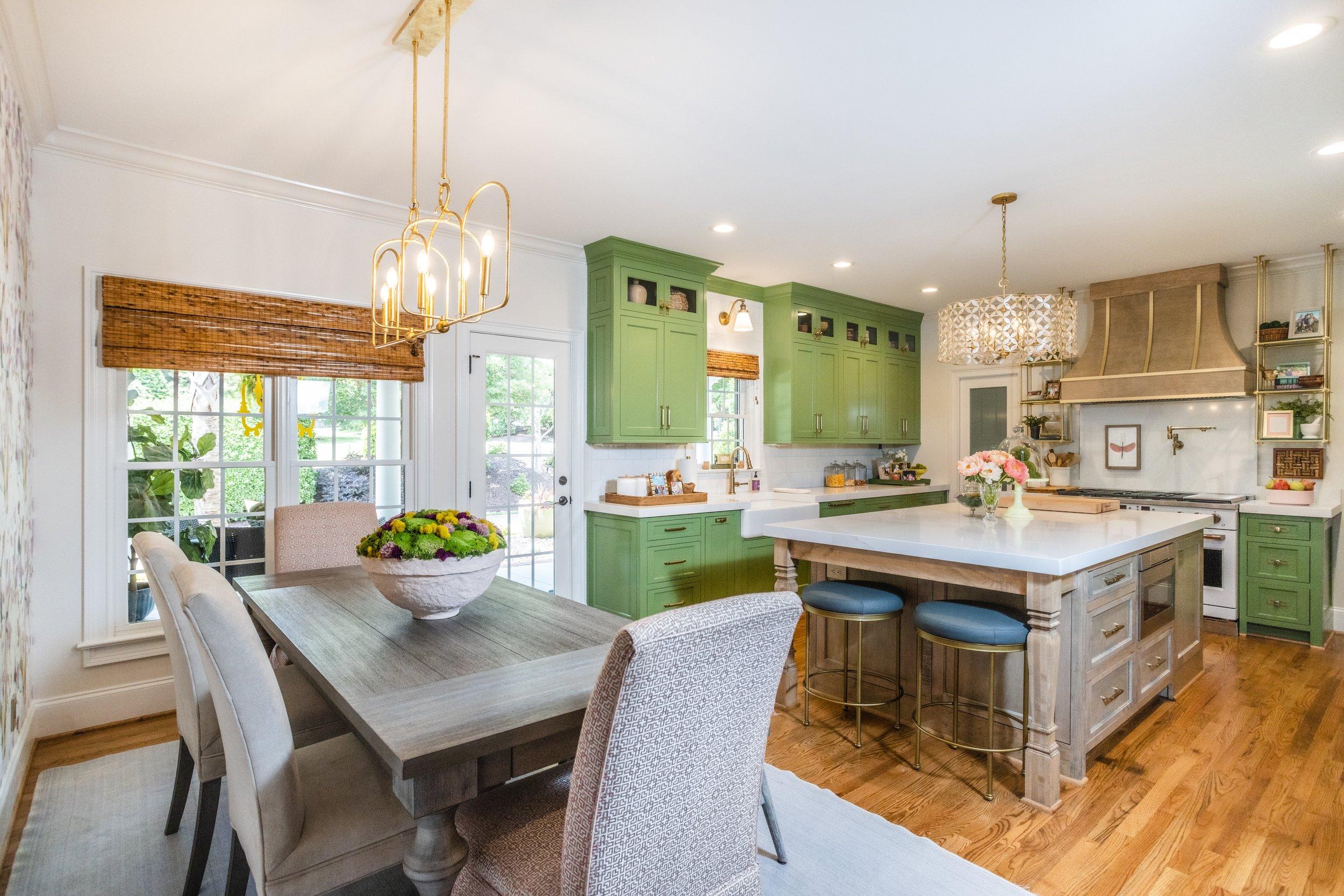 Brightly colored⁢ accents ⁣contrast beautifully ⁣with neutral tones in country kitchens