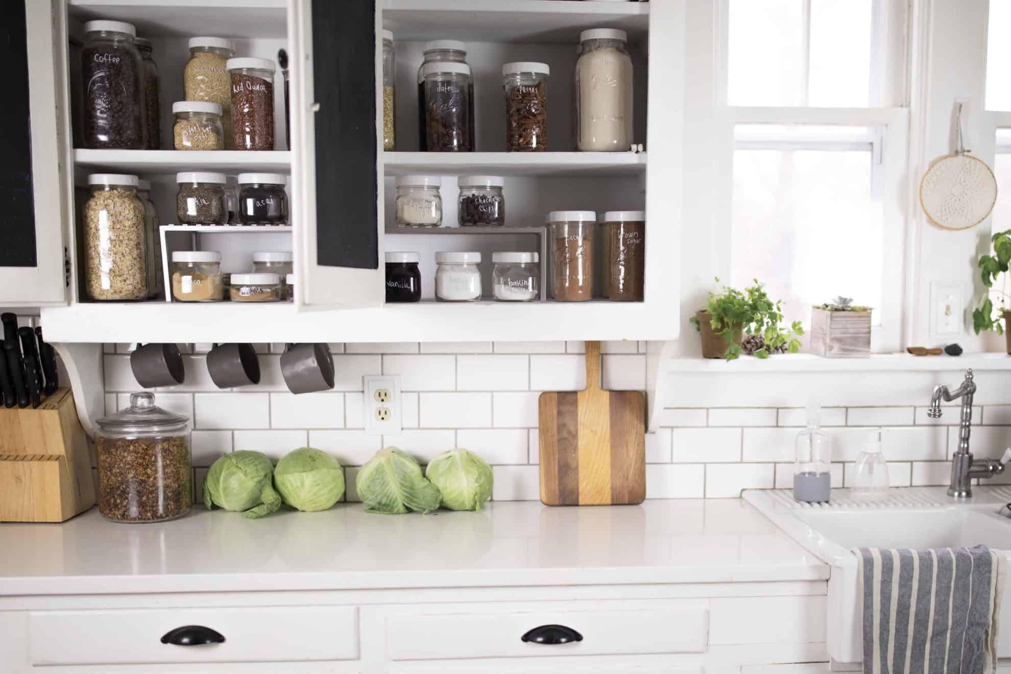 Decorative ⁣mason jars add​ a rustic touch to your country kitchen⁢ storage