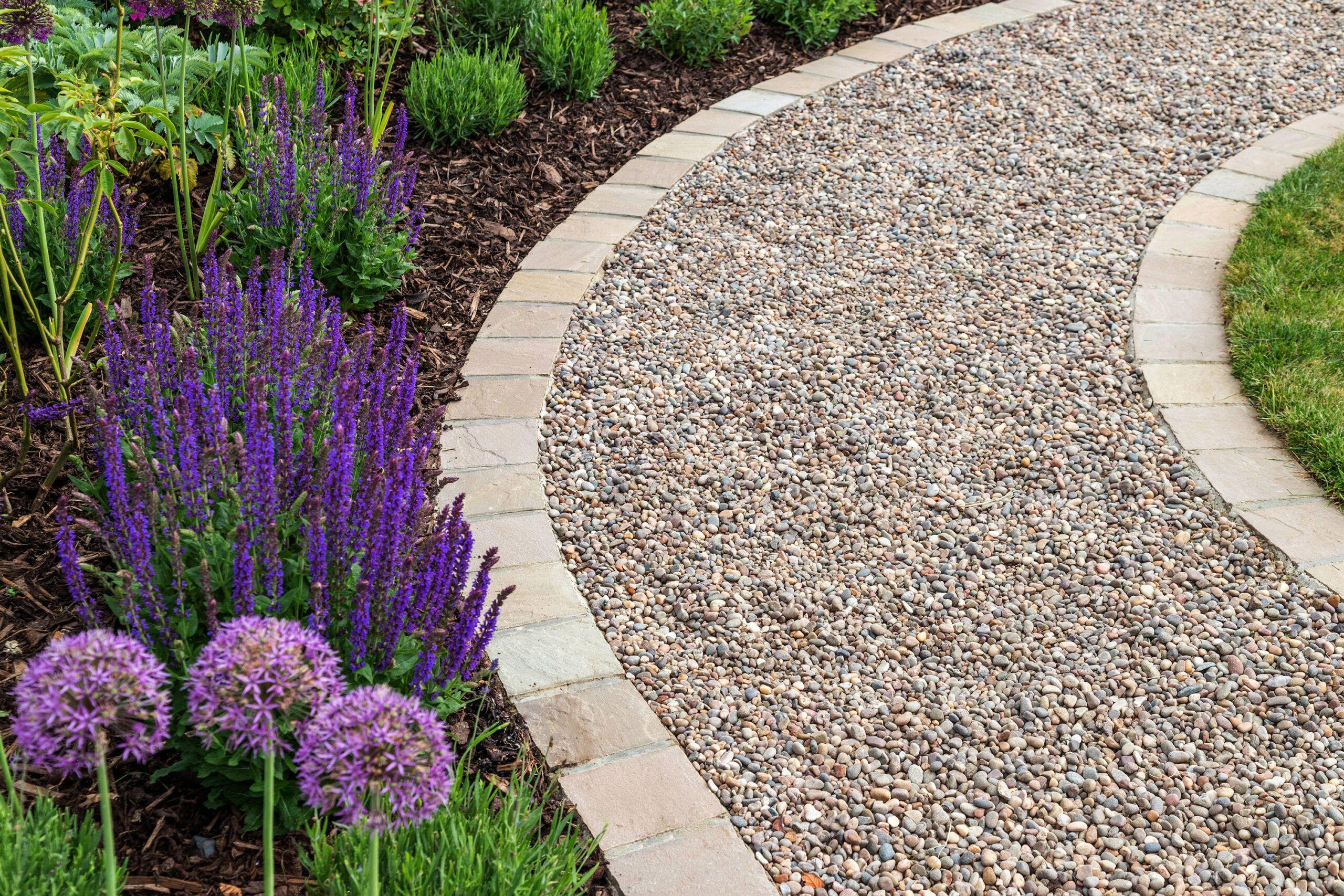 Use decorative ‌stones⁢ to outline pathways in your backyard design for an organized look