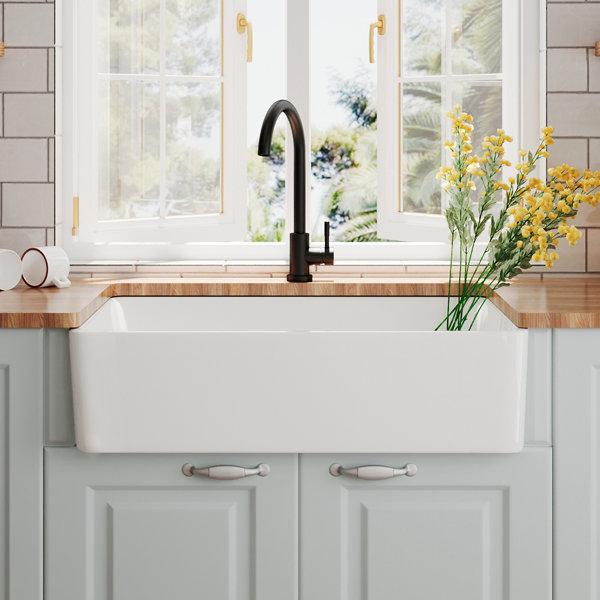 An inviting farmhouse sink, blending functionality with timeless farmhouse​ kitchen aesthetic