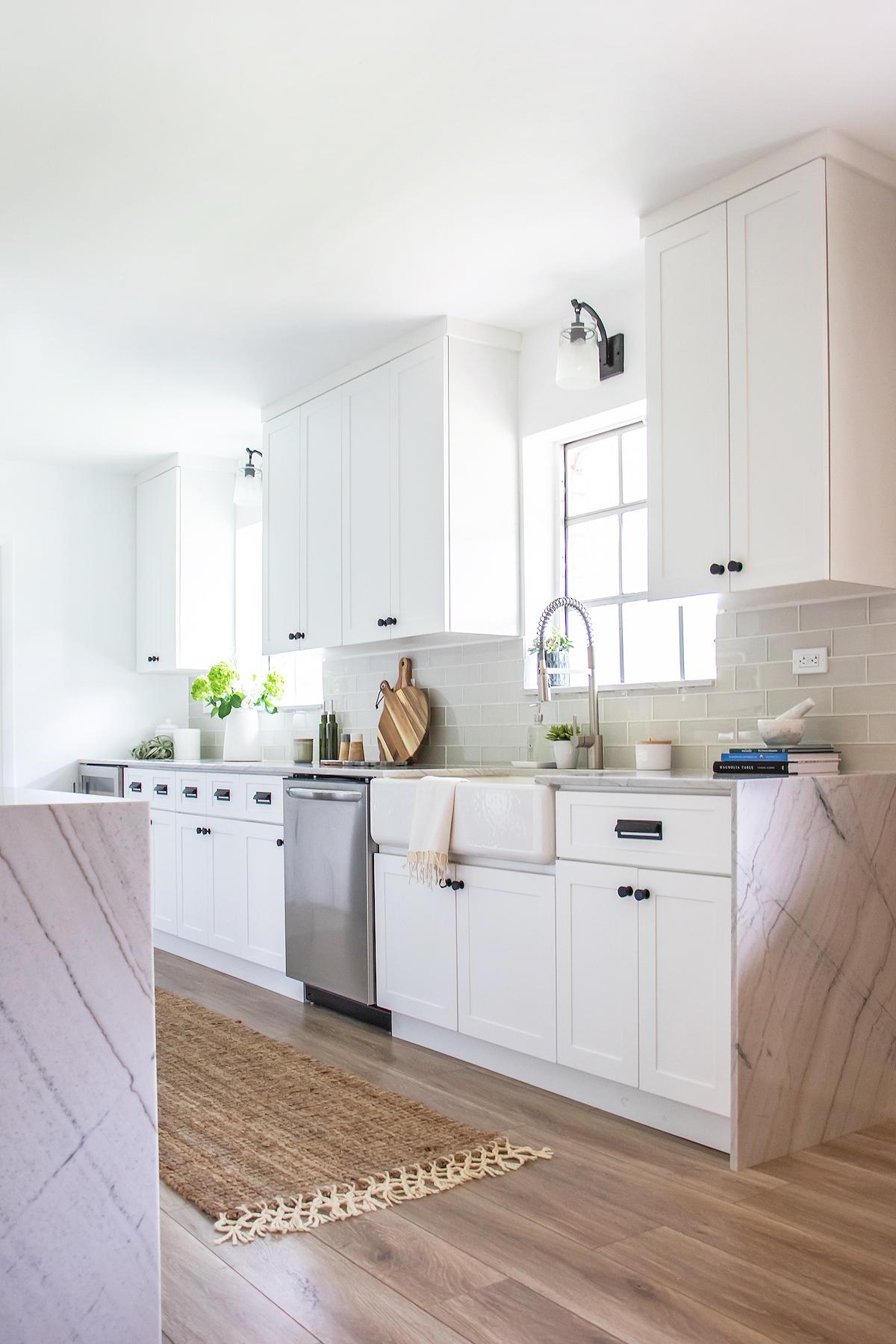 Select light colors to create ‍an⁢ airy feel in your galley kitchen