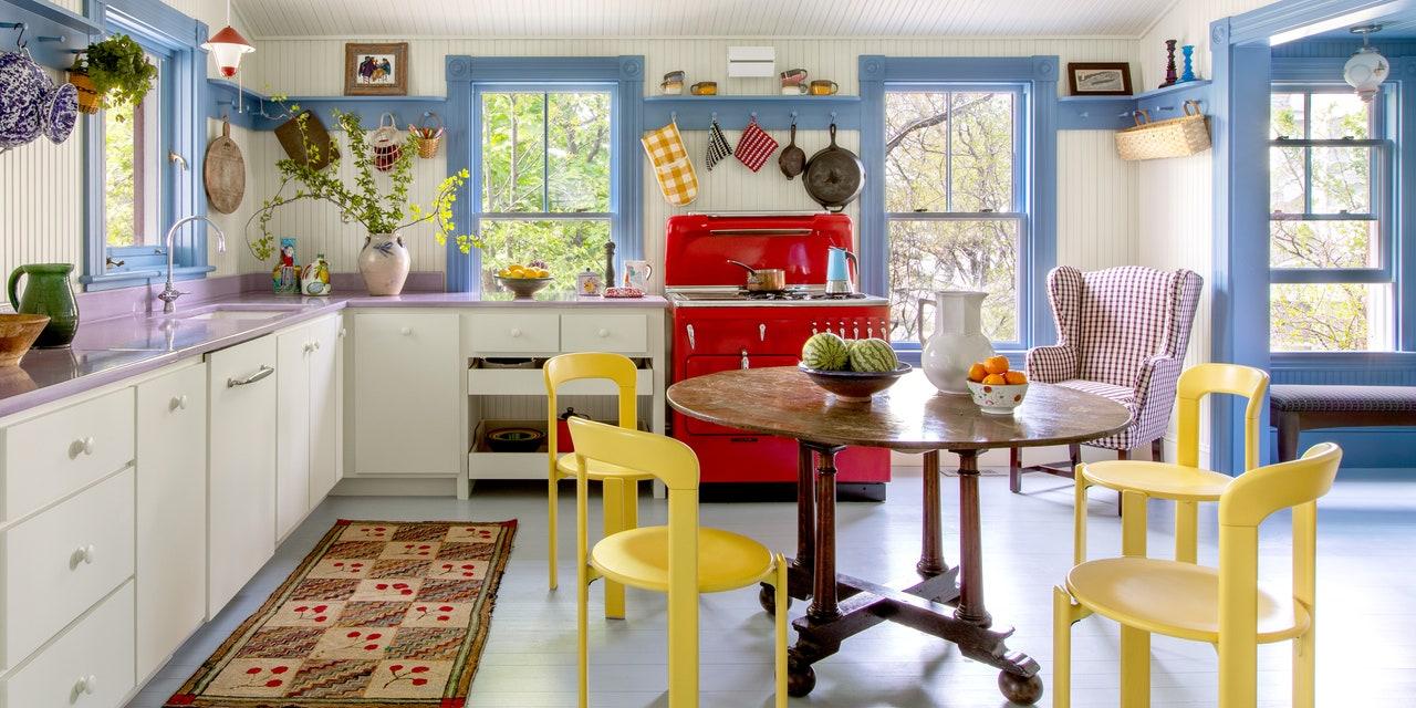 Colorful⁤ fruit bowls ‍bring vibrance ​to ‍counters in your ‌country kitchen design