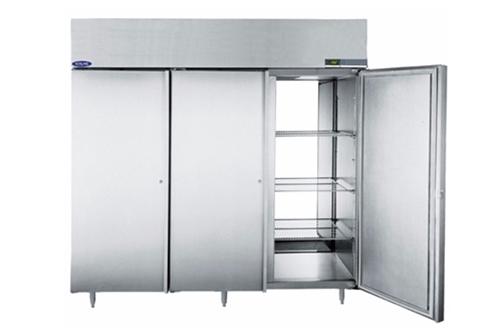 A​ sturdy⁤ refrigerator ​maintains food⁤ safety standards in an industrial⁤ kitchen setting