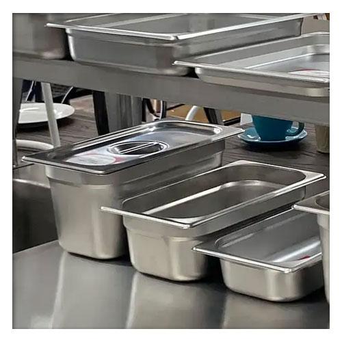 Food storage⁢ containers help ‌keep ⁤supplies⁣ fresh in ‍an organized⁤ industrial ⁤kitchen