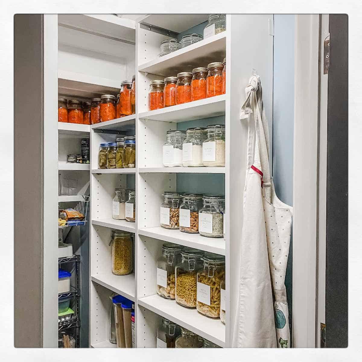 Incorporate a small fridge in your under ‌stairs kitchen for⁤ snacks and beverages