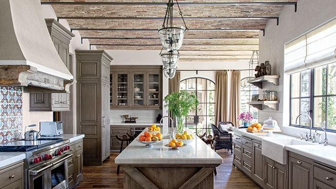 A ‍large farmhouse sink becomes a functional centerpiece in your kitchen