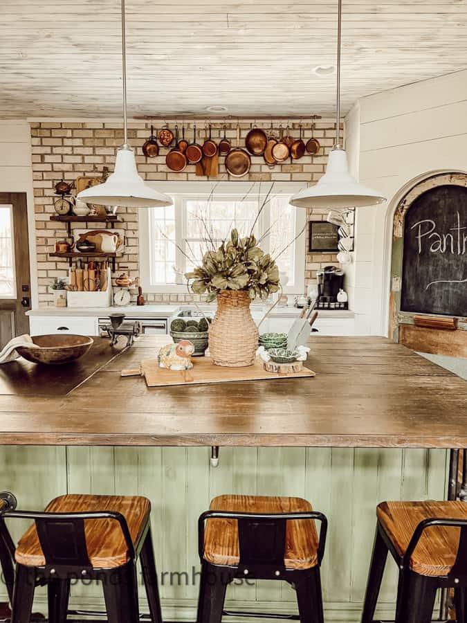 A ⁤spacious farmhouse kitchen island for meal prepping and ‍gathering with loved ‍ones