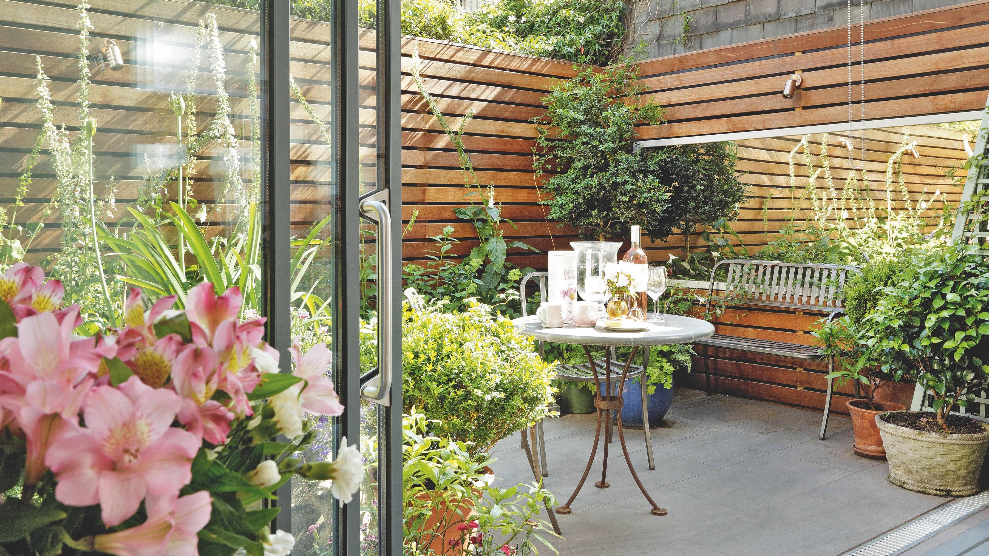 Use mirrors to create an ⁢illusion of space in your Small Patio Design