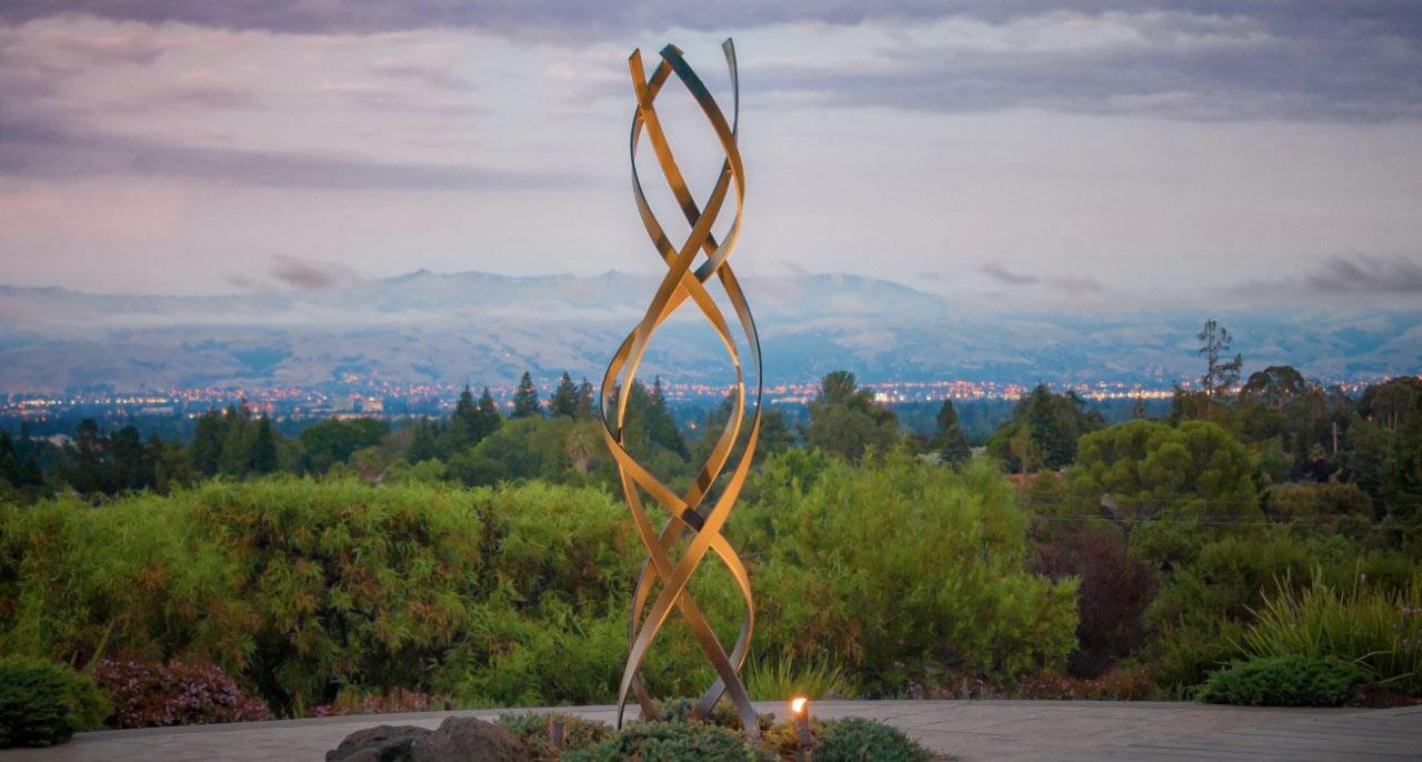 Hang ⁣a ‍modern sculpture as a striking⁢ focal point in your modern backyard