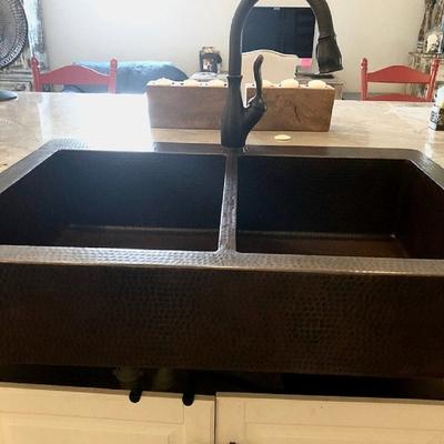 Rustic⁢ farmhouse‌ sink, perfect for washing dishes⁢ and vegetables‌ alike