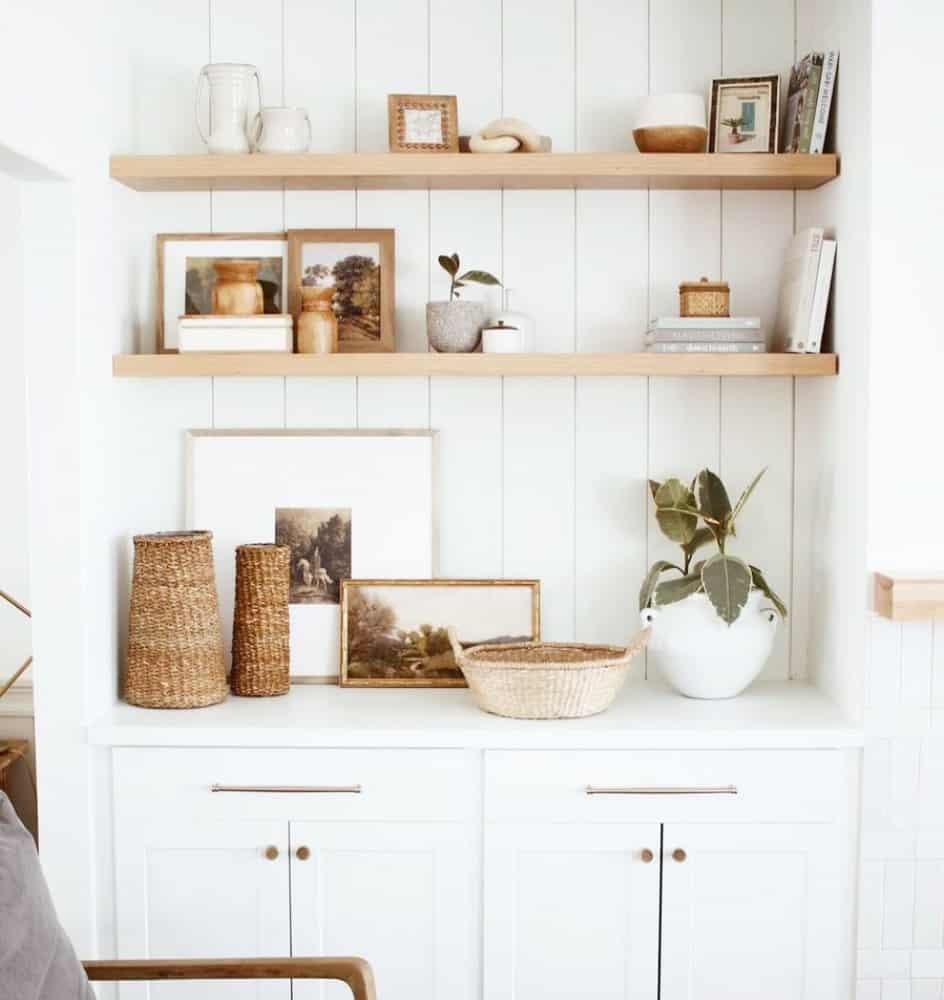 Open shelving showcases your beautiful‌ ceramics in a farmhouse ⁣kitchen