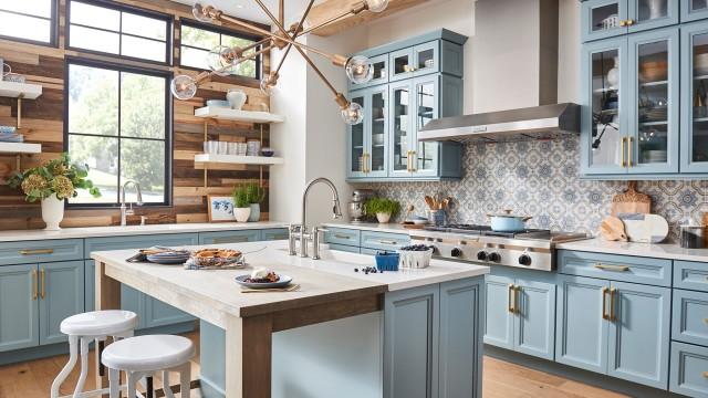 Farmhouse-style cabinets provide ample⁢ storage with a charming aesthetic in your farmhouse kitchen