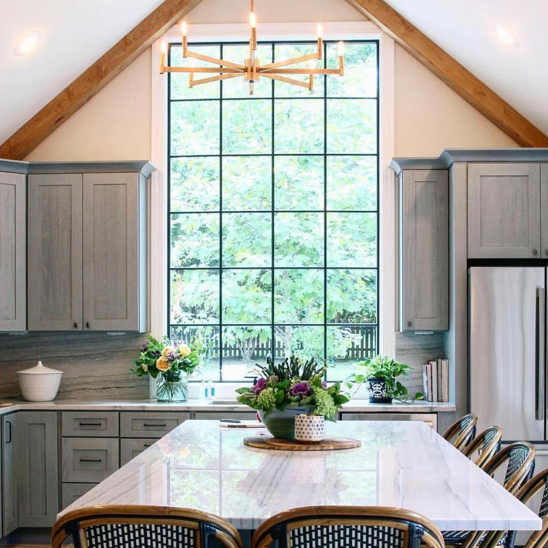 Open windows that invite natural light⁢ into ​your⁤ inviting farmhouse ‌kitchen