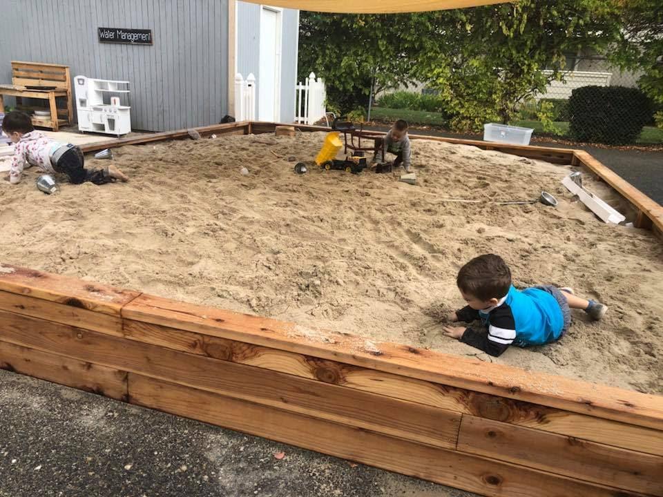 Incorporate a sand area for kids and pets in your backyard⁢ design