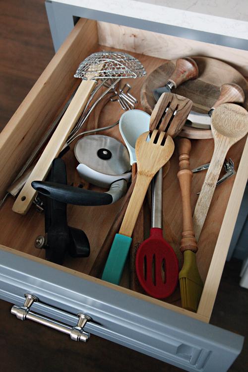 Use drawer​ dividers to keep ⁣utensils organized and easily accessible in your‌ Galley Kitchen