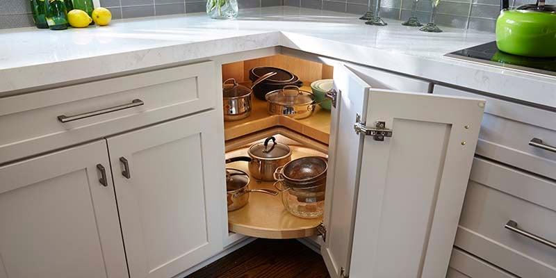 Use corner cabinets with lazy Susans for easy access in⁢ your galley kitchen