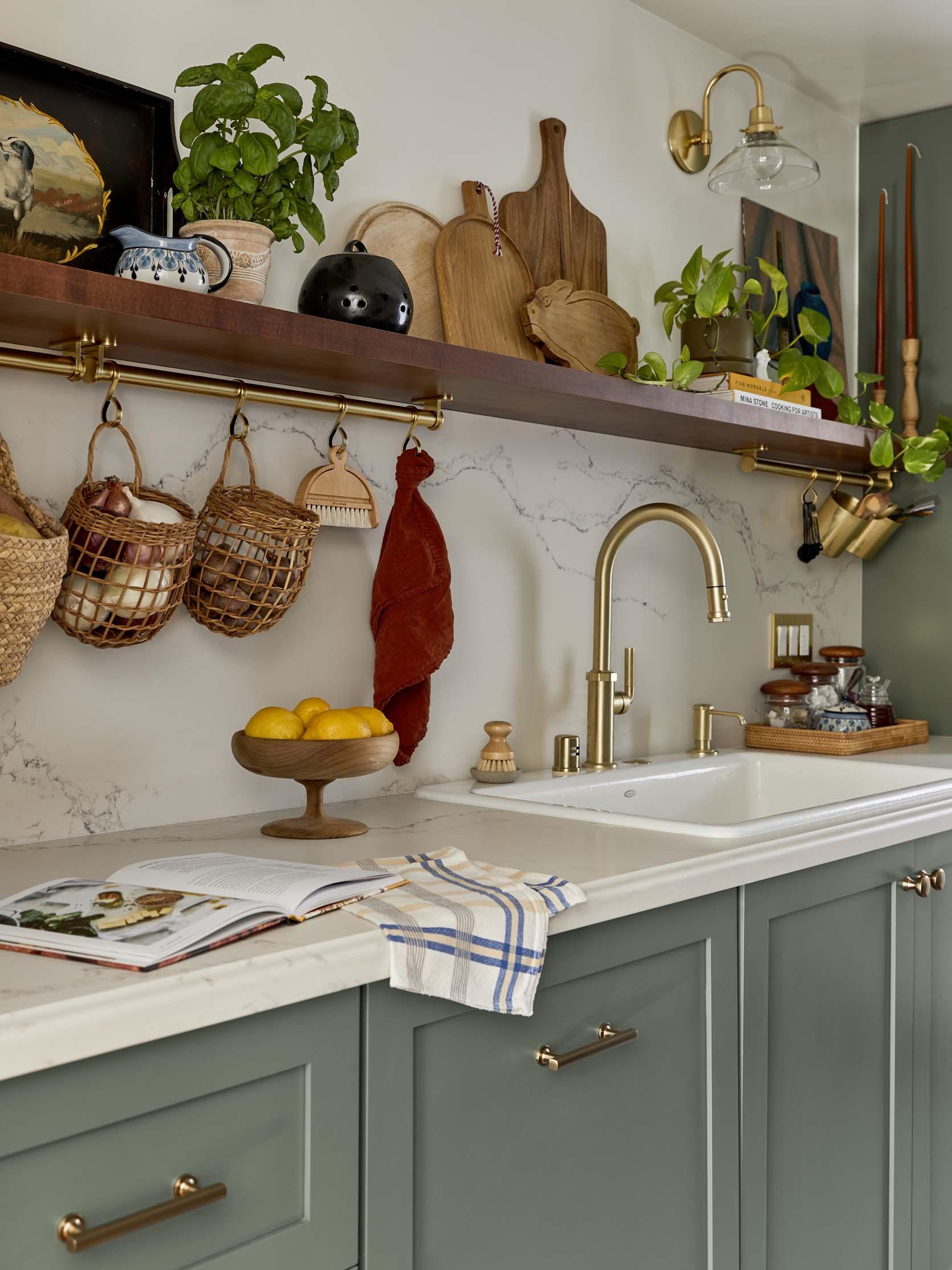 Store dish racks in cabinets to free up ​space in your⁢ galley kitchen