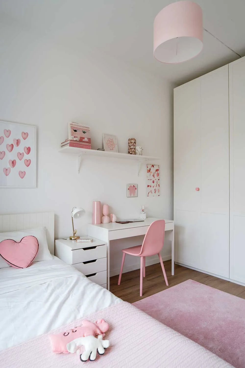 Minimalist girls bedroom with pink decorative accents
