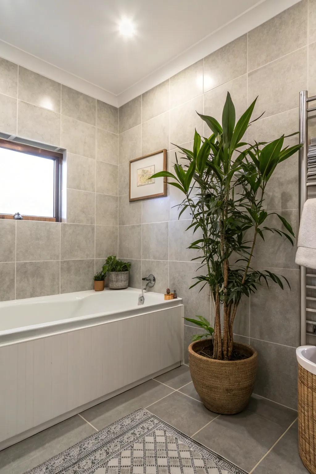 Green plants bring freshness to the neutral bathroom.