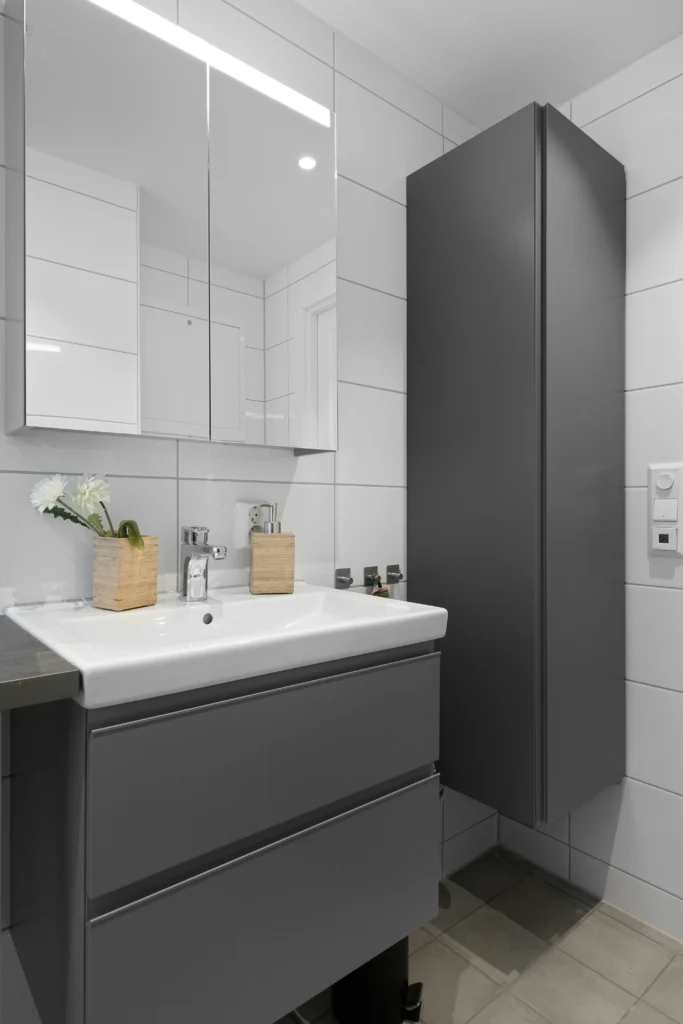 Two-Tone Modern Bathroom