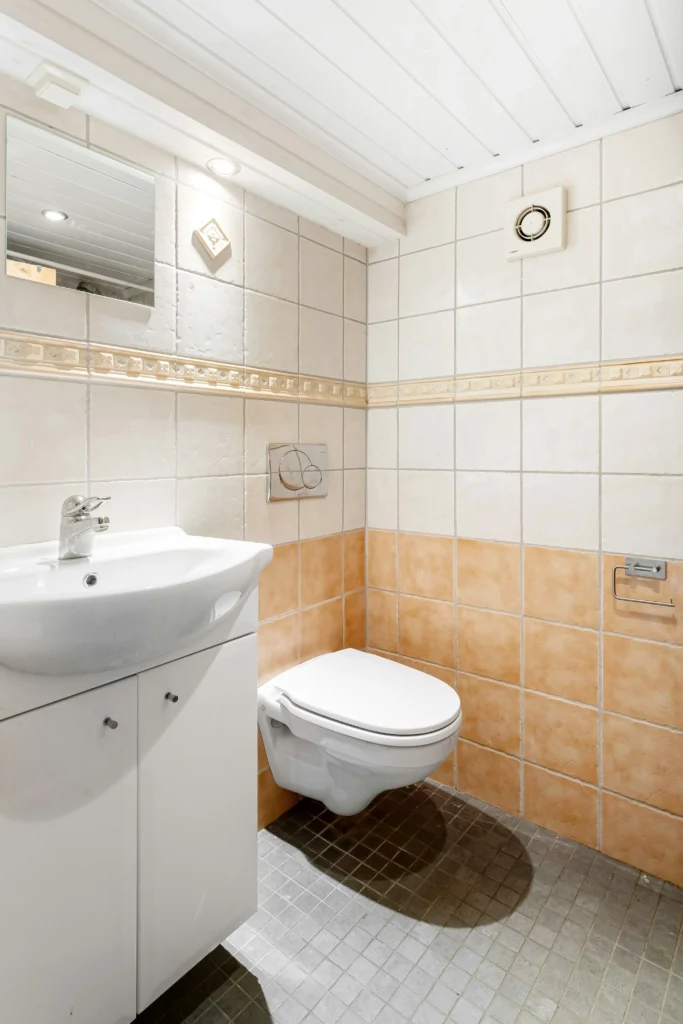 Bathroom with warm tones