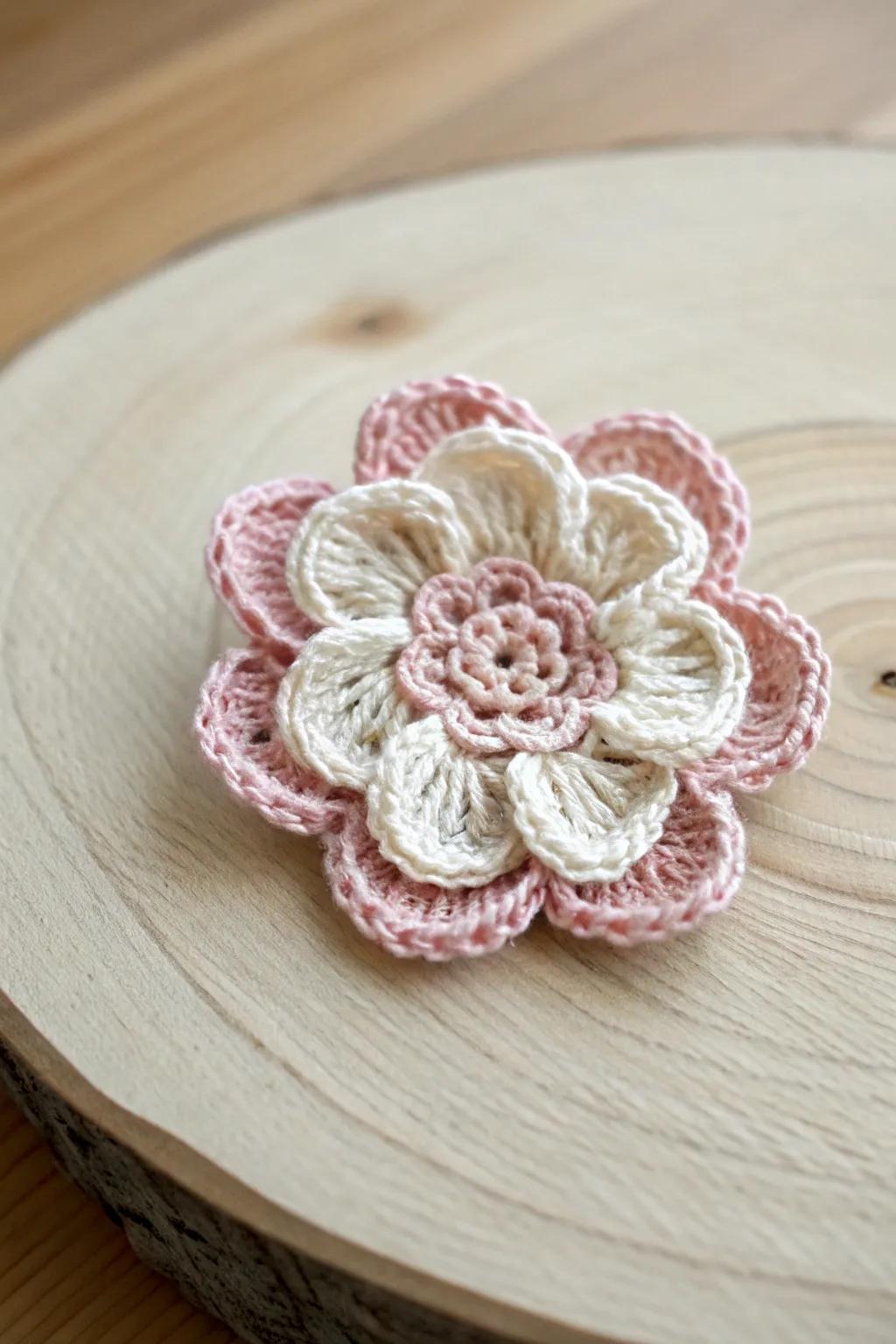 Small crochet flowers that fit in your hand, perfect for spontaneous gifts.