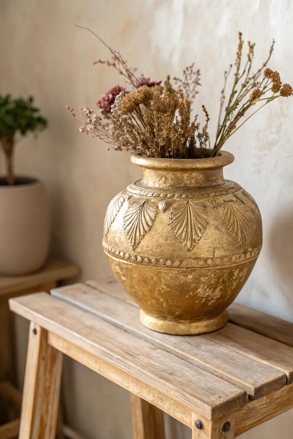 Add timeless elegance with antique gold and bronze finishes on your clay pots.