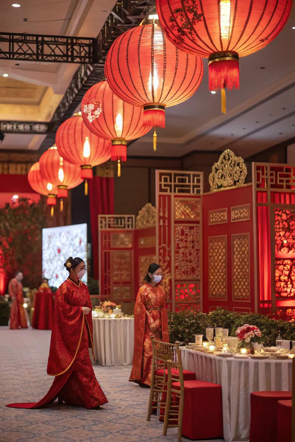 Discover the beauty of the Orient with an elegant masquerade.