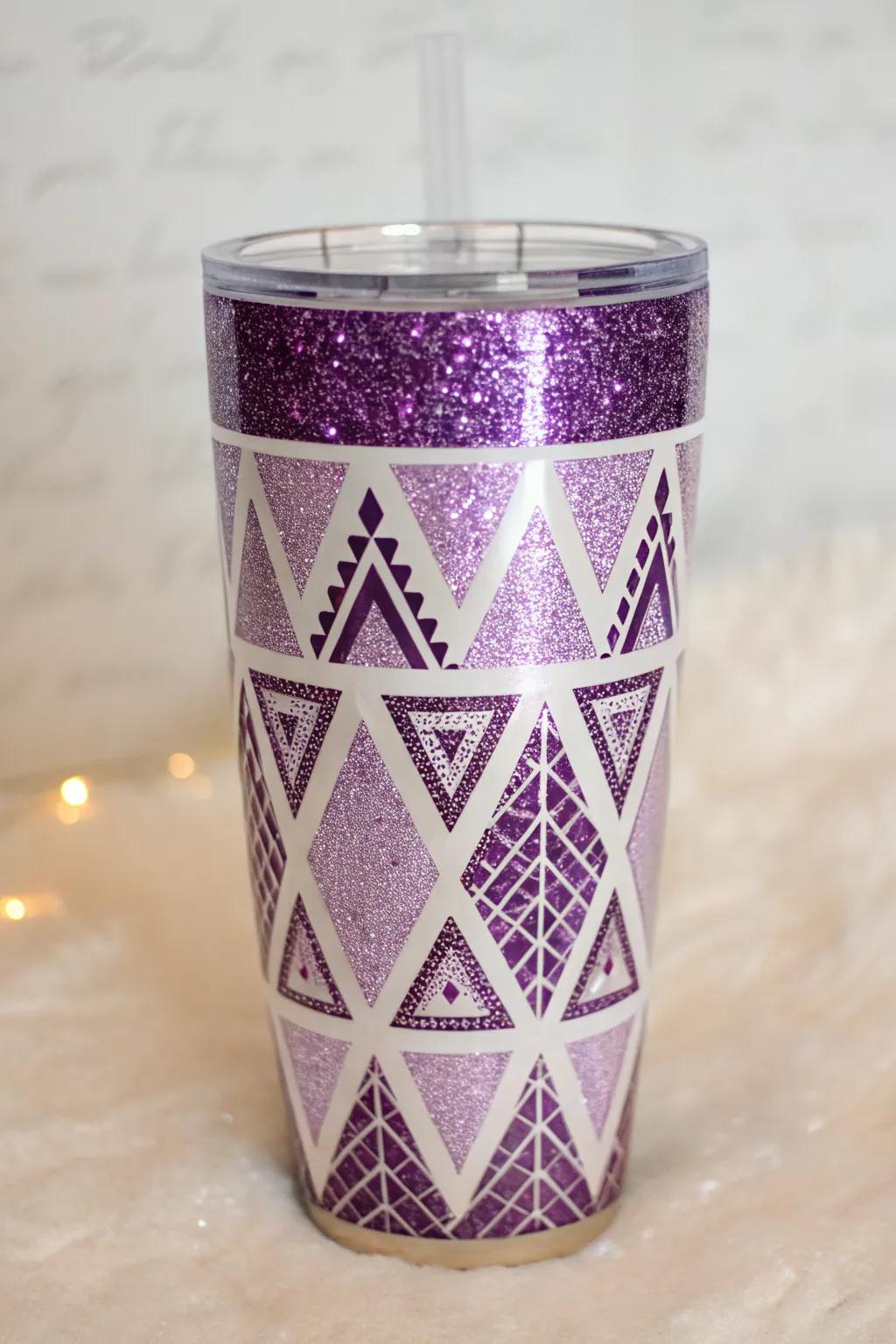 Chic geometric patterns in purple glitter for a trendy, minimalist tumbler look.